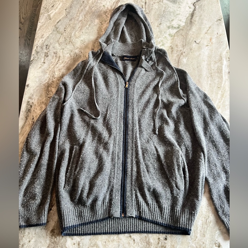 Men’s zip up hooded sweater. Size XL but first like a L